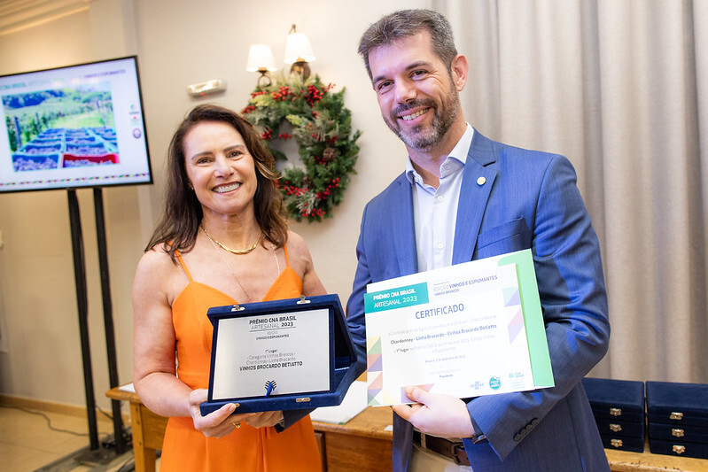 A produtora Cátia Biatto recebeu o prêmio do diretor Bruno Lucchi