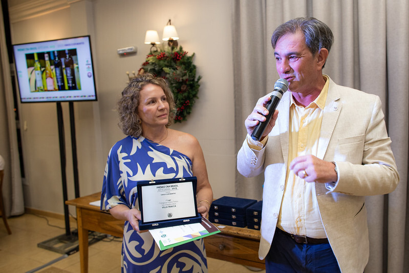 Ronaldo Triacca e sua esposa recebem o prêmio