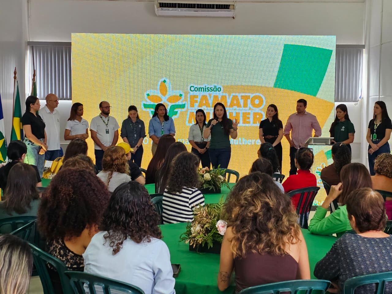 Mulheres ganham espaço na operação de máquinas agrícolas, em Sorriso