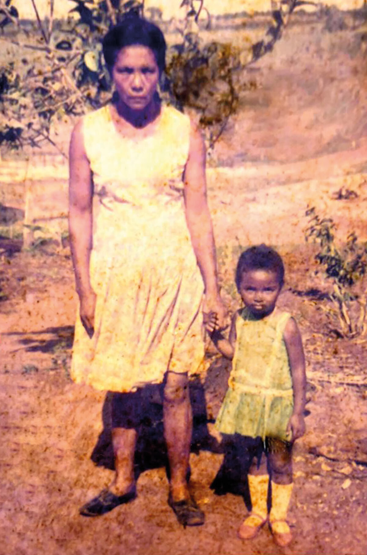 Terezinha, com a mãe, durante a infância em Moreira Sales