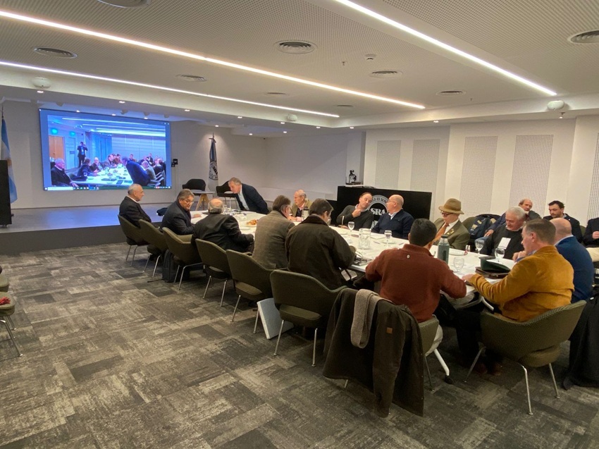 Na Argentina, CNA discute sanidade animal e COP30