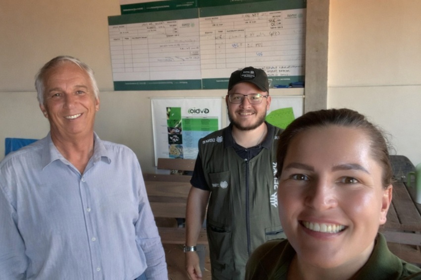 Marcus com técnica de campo e produtor.